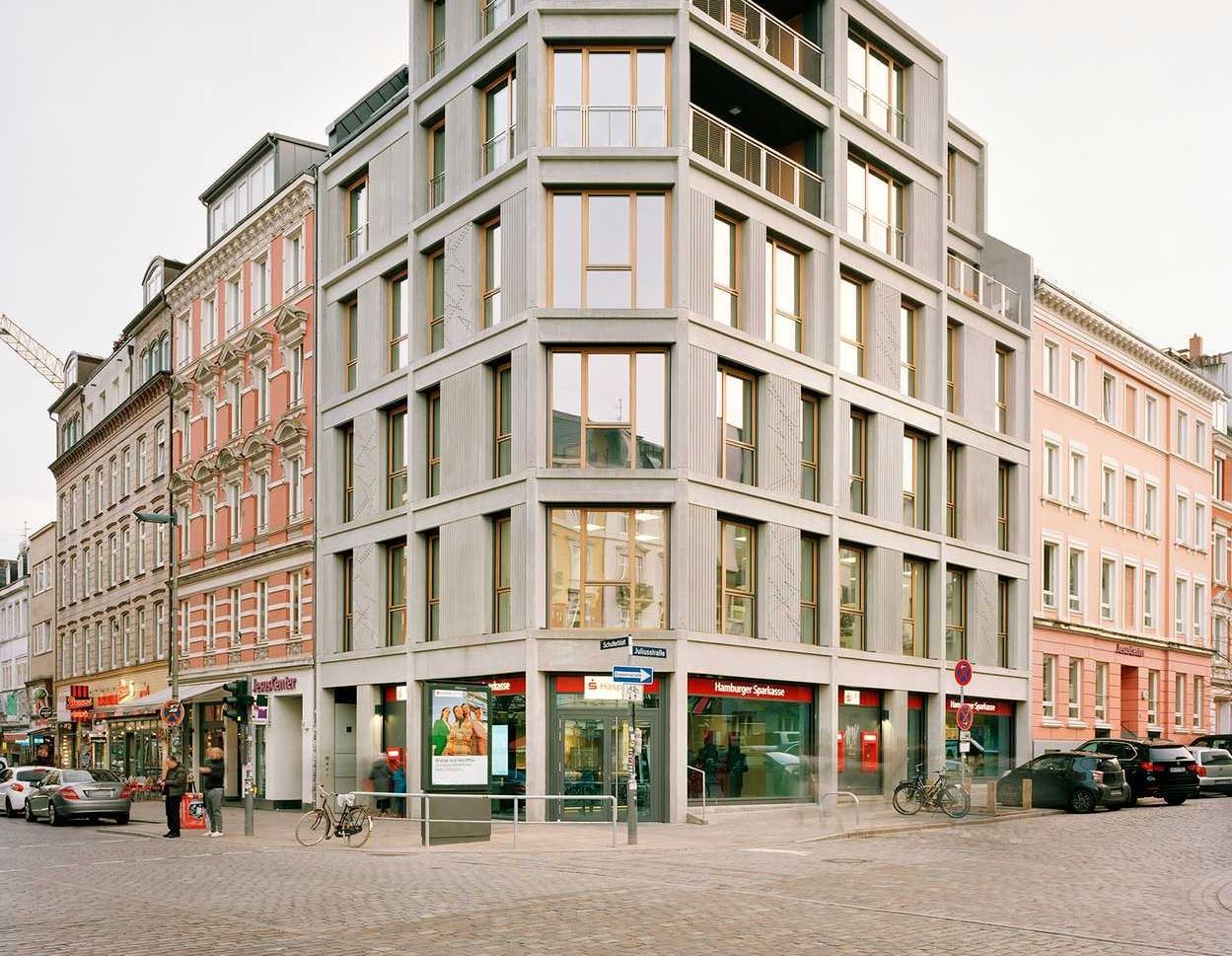Modernes Eckgebäude an der Stresemannstraße in Hamburg-Altona